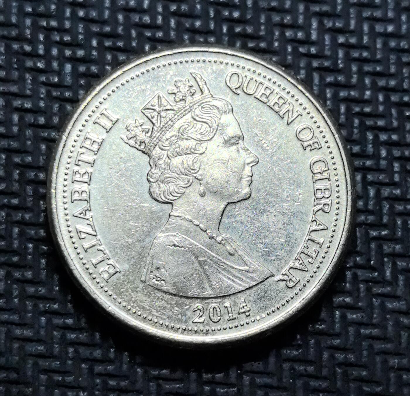 外国优质老铜币银币苏联纪念章，每周六晚九点倒数截拍，满百包邮可寄存，持续收拍 直布罗陀龙血树主题 1 英镑纪念币，正面为伊丽莎白二世头像，背面镌刻直布罗陀标志性龙血树，伞状冠幅极具辨识度，是当地生态象征。镍黄铜材质，图案线条细腻，将地中海珍稀植物与钱币艺术结合，兼具自然科普与收藏价值。