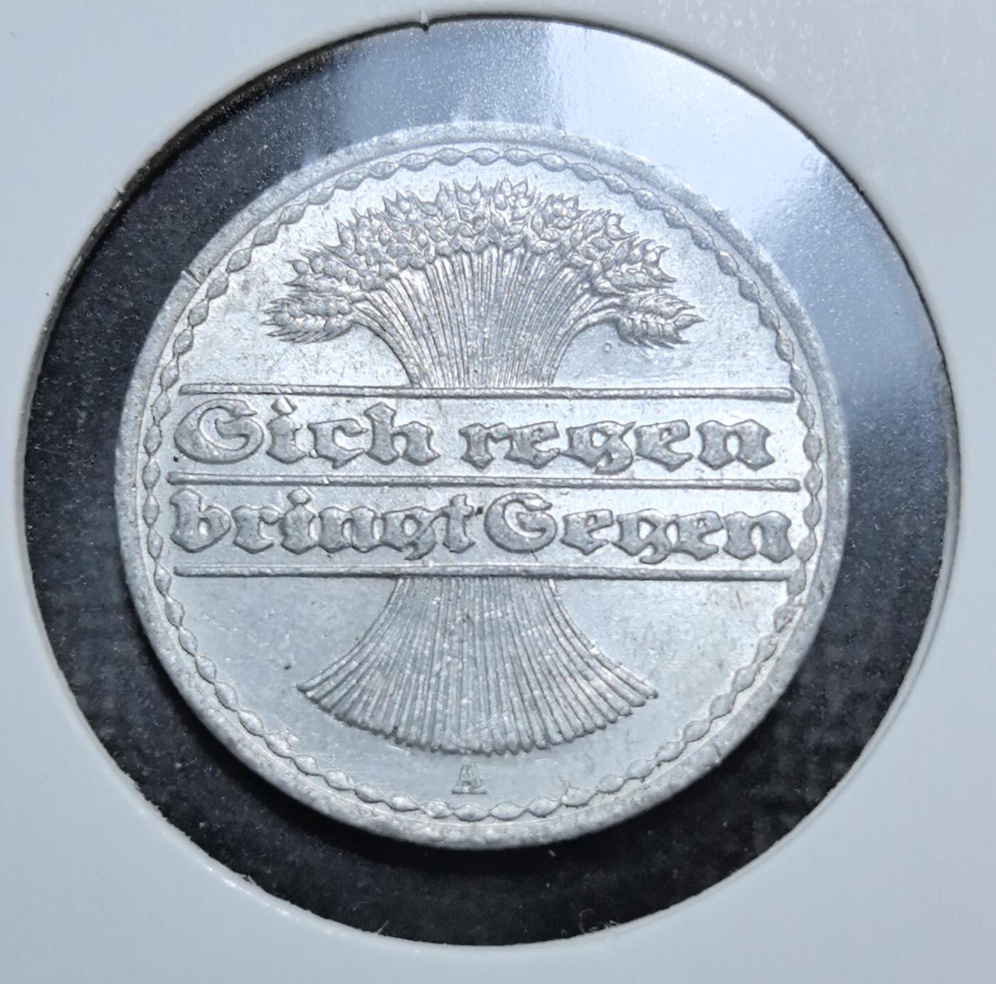 外国优质老铜币银币苏联纪念章，每周六晚九点倒数截拍，满百包邮可寄存，持续收拍 魏玛共和国1922 年50 芬尼铝币，正面为哥特体面值与国名，背面是象征丰收的麦束与 “雨露带来丰收” 铭文，见证德国一战后经济动荡时期，铝质轻薄，是魏玛时期币制的经典见证，收藏辨识度高。