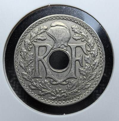 外国优质老铜币银币苏联纪念章，每周六晚九点倒数截拍，满百包邮可寄存，持续收拍 - 法国1917年25分中孔镍币，正面刻有 “自由・平等・博爱” 与橄榄枝纹饰，背面为玛丽安娜头盔头像与国名缩写 “RF”，是一战时期法国流通货币。它见证了法兰西第三共和国的时代风貌，中孔设计独特、工艺规整，极具法国近代钱币收藏与一战历史研究价值。