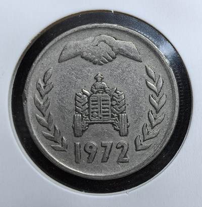 外国优质老铜币银币苏联纪念章，每周六晚九点倒数截拍，满百包邮可寄存，持续收拍 - 阿尔及利亚1972 年 1 第纳尔，正面握手与拖拉机图案象征合作与农业发展，背面阿拉伯文与数字纹饰充满北非伊斯兰风情，包浆自然，是小众非洲钱币收藏的趣味之选。