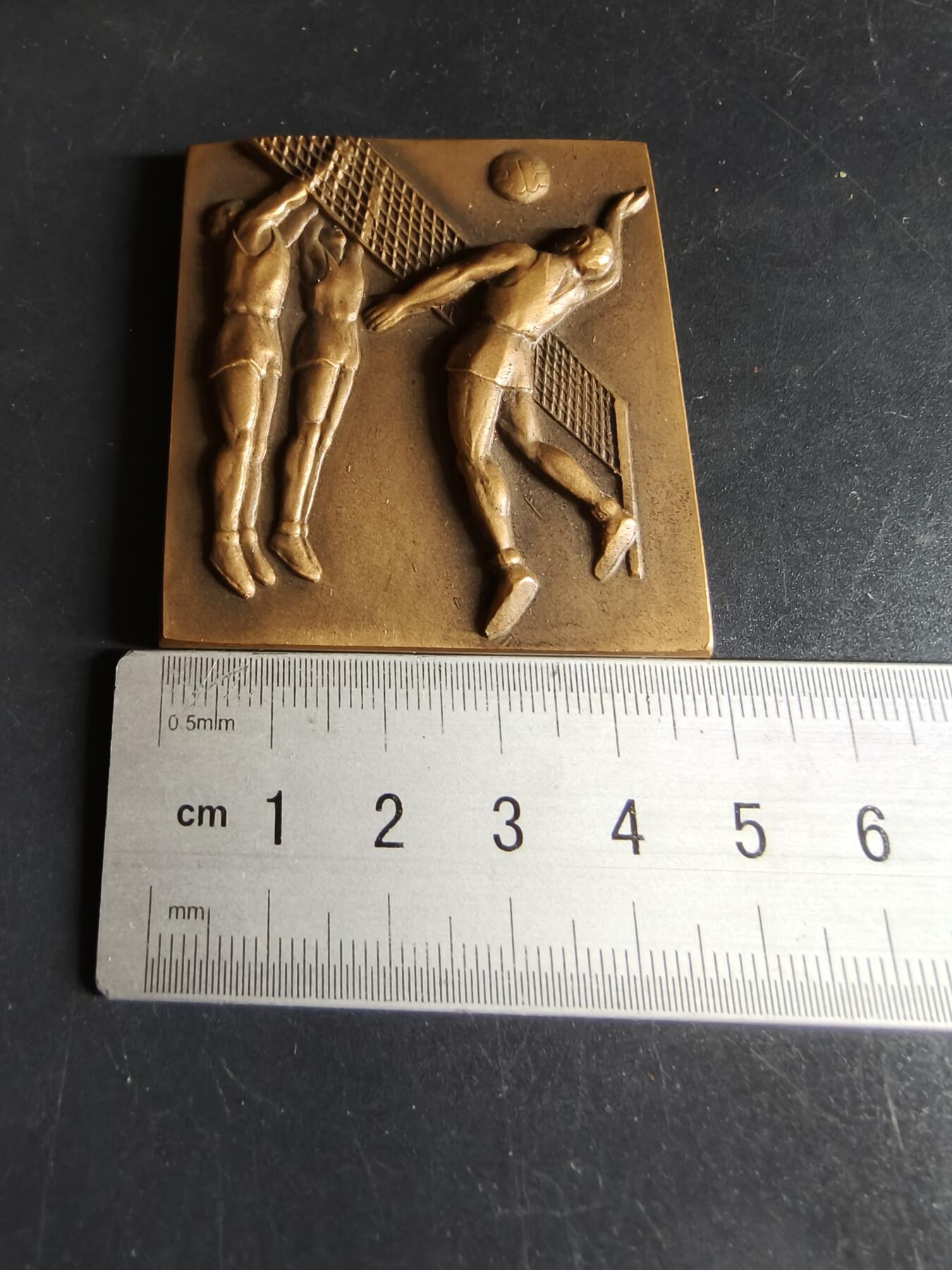 老王徽章第190期 法国排球运动方形大铜章    原盒     尺寸48×53mm     重量80.9g