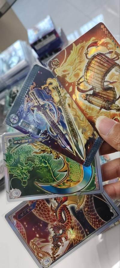 秋原瞳的小店第三十九期（老家的风，每次回去都能心灵得到治愈，吹起曾经童年那个最美好的回忆） - 卡游三国刘备，关羽，张飞，武器卡，这3张边角有点伤，介意勿拍➕太平要术，