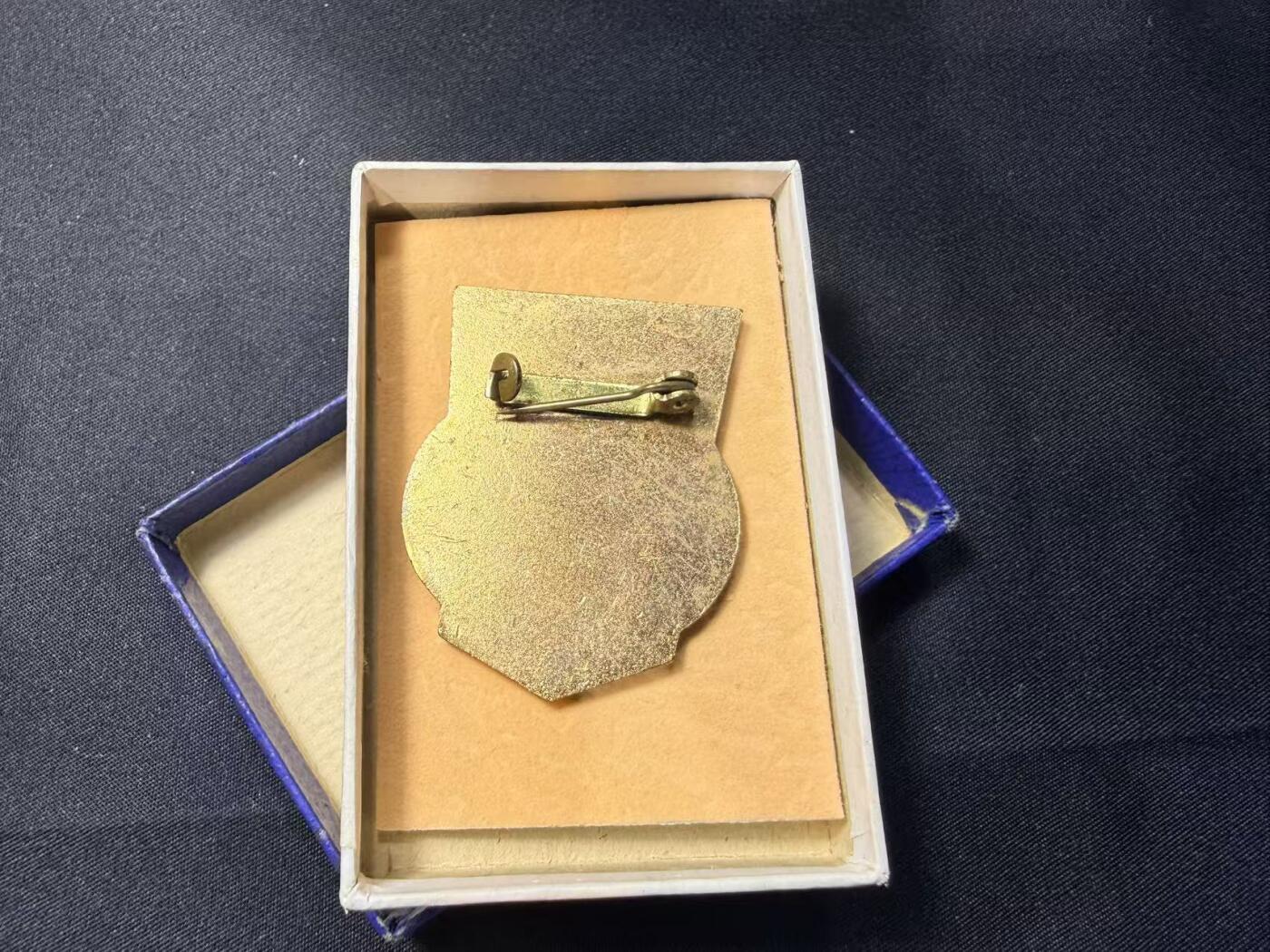 云宸嘉赏-勋臻文献佳藏优品精选场次（低佣 转发佣金红包） 民主德国边防军优秀功绩奖章 早期真珐琅仿皮盒版本 好品稀有 