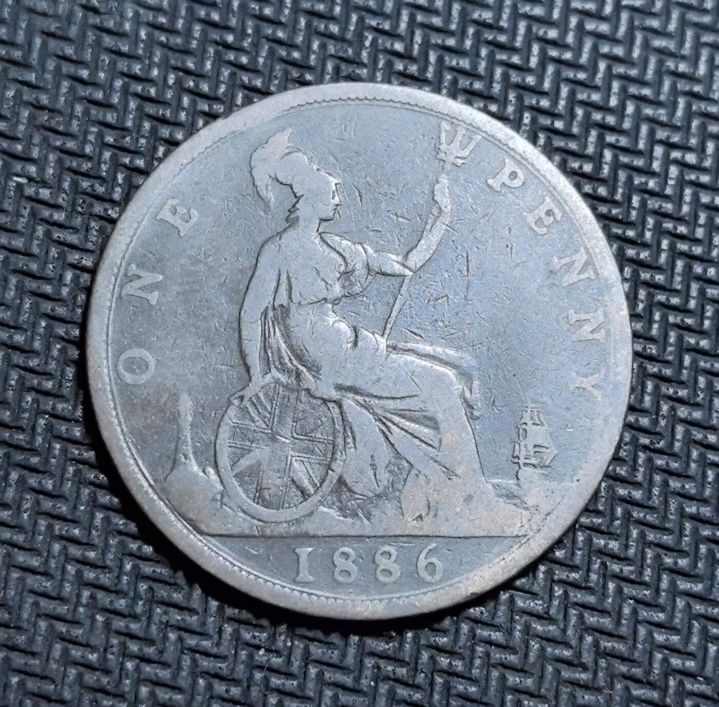 外国优质老铜币银币苏联纪念章，每周六晚九点倒数截拍，满百包邮可寄存，持续收拍 英国维多利亚女王1886年1 便士铜币，正面为女王披纱头像，背面是不列颠尼亚坐像与面值，见证维多利亚鼎盛时期，包浆温润，是英国近代币制与殖民时代的经典见证，收藏辨识度高。