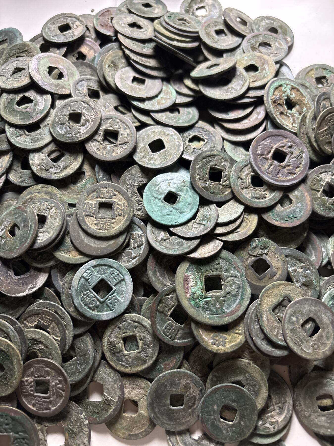 文馨钱币收藏第 298 场，长期接代拍业务 筒子开南北宋铜钱，折钱，北宋为主，约 420 枚 1610 克。因历史原因，不排除有漏裂筒子钱，版本未挑选，对到一级二级三级四级五级币是你的运气，喜欢玩铜钱的不要错过了，一手货源