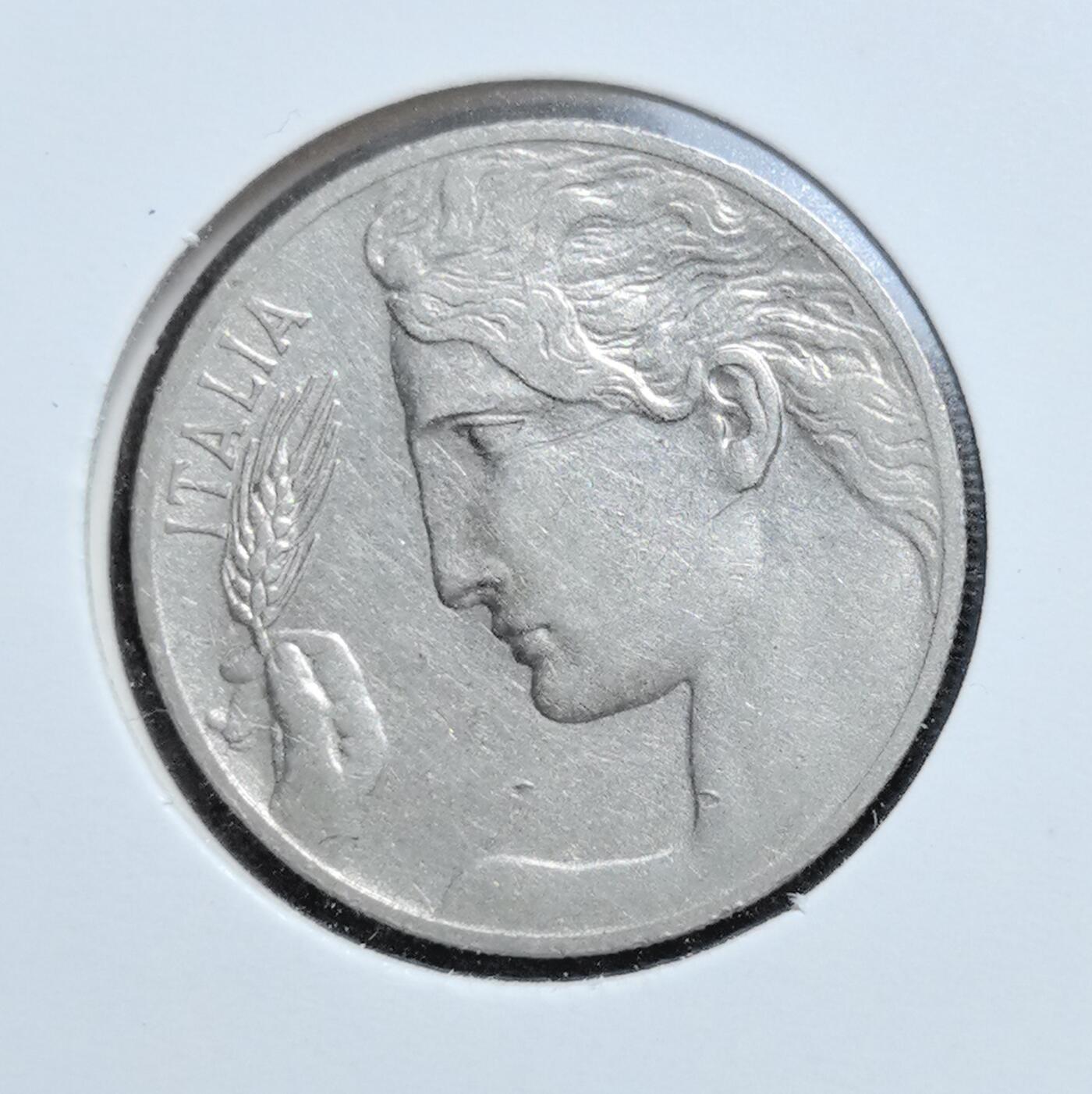 外国优质老铜币银币苏联纪念章，每周六晚九点倒数截拍，满百包邮可寄存，持续收拍 意大利王国1912年20分，正面为手持火炬的胜利女神像与国徽，背面是象征丰收的小麦穗与 “ITALIA” 字样，见证意大利统一后发展时期，艺术风格鲜明，是意大利近代币制与新艺术运动美学的珍贵实物见证，收藏价值突出。