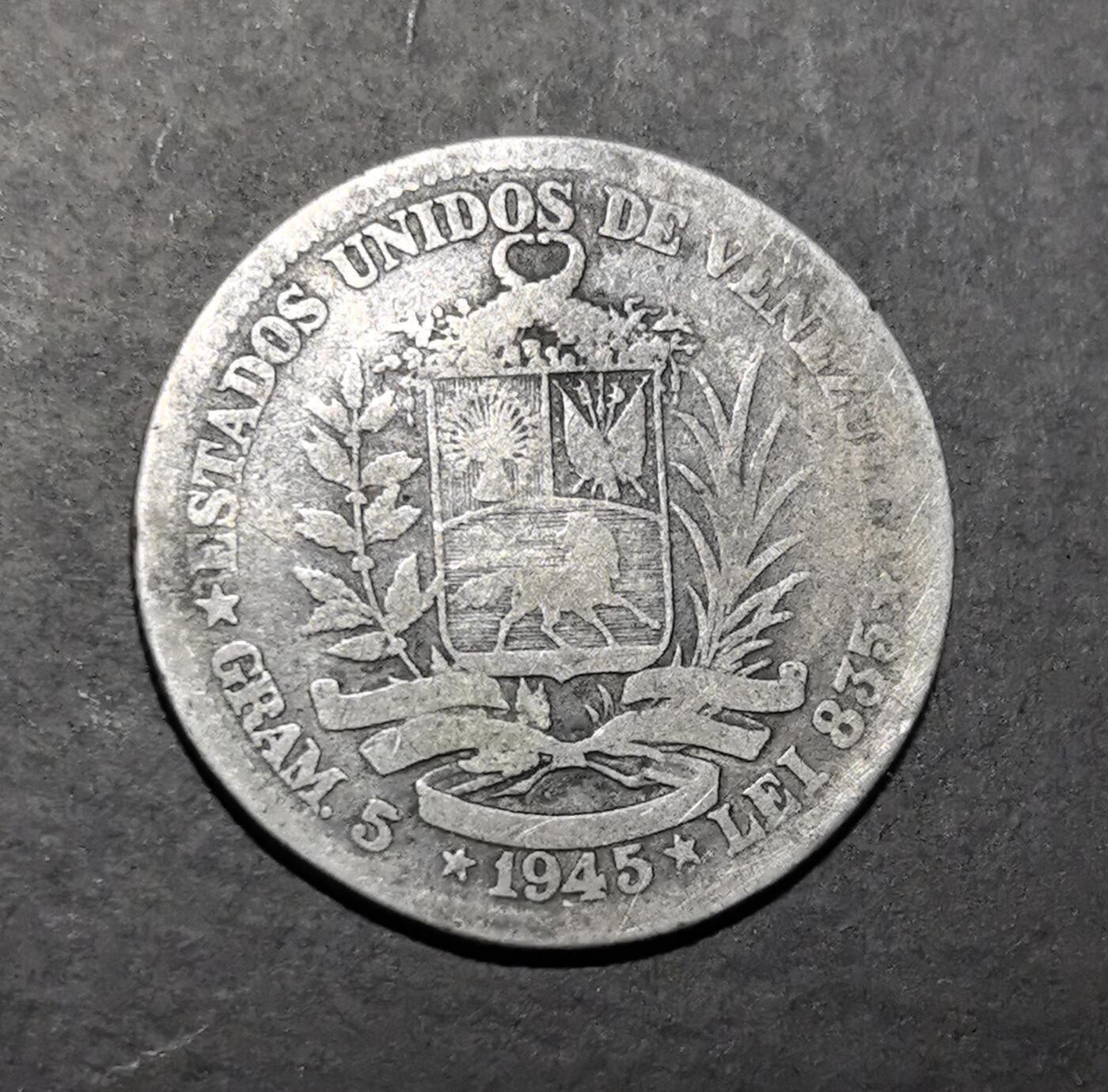 外国优质老铜币银币苏联纪念章，每周六晚九点倒数截拍，满百包邮可寄存，持续收拍 委内瑞拉1945 年玻利瓦尔银币，正面为解放者玻利瓦尔肖像，背面是委内瑞拉国徽，银质厚重，见证南美独立历史，兼具革命纪念与收藏价值。