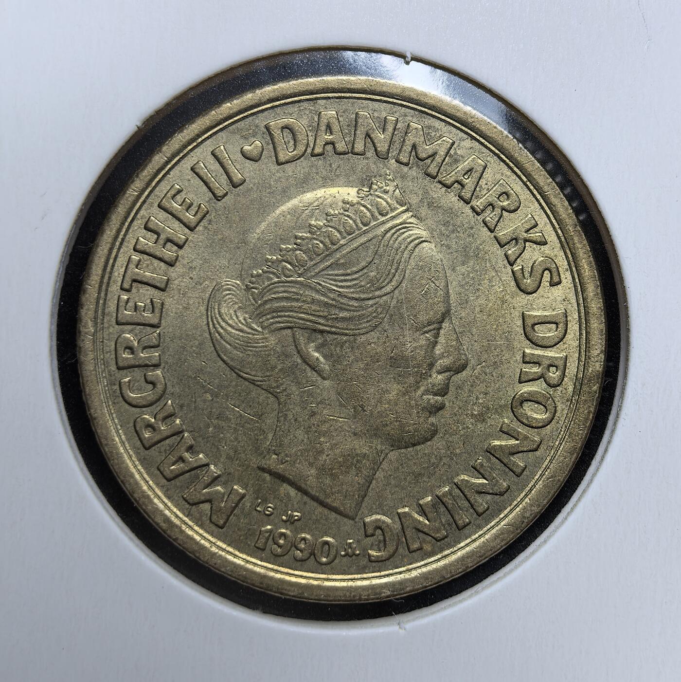 外国优质老铜币银币苏联纪念章，每周六晚九点倒数截拍，满百包邮可寄存，持续收拍 丹麦1990年20克朗铜币，正面玛格丽特二世女王头像，背面三狮纹章与王冠纹饰，包浆温润，是北欧君主制国家钱币收藏的优质选择。