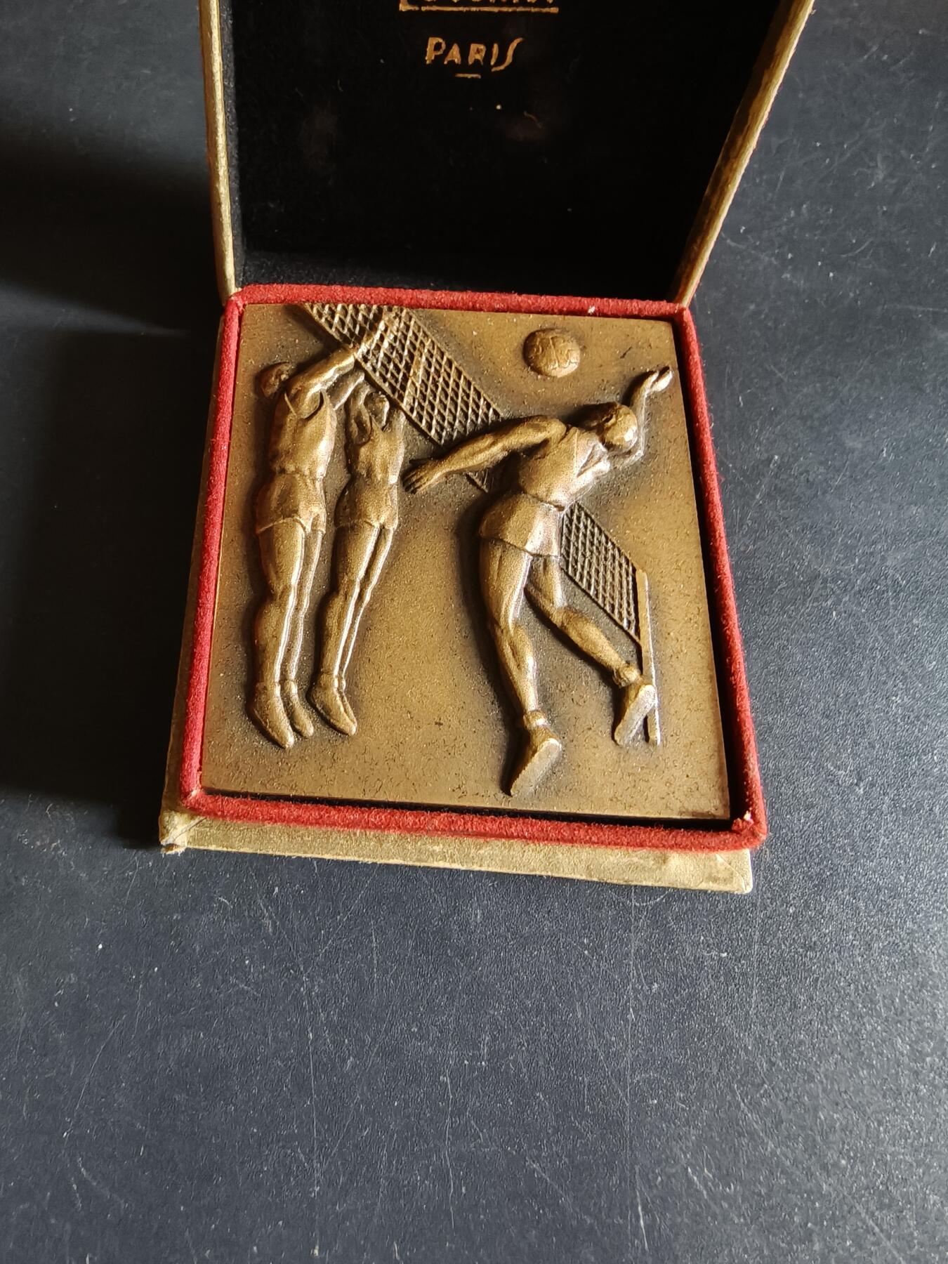 老王徽章第190期 法国排球运动方形大铜章    原盒     尺寸48×53mm     重量81.3g