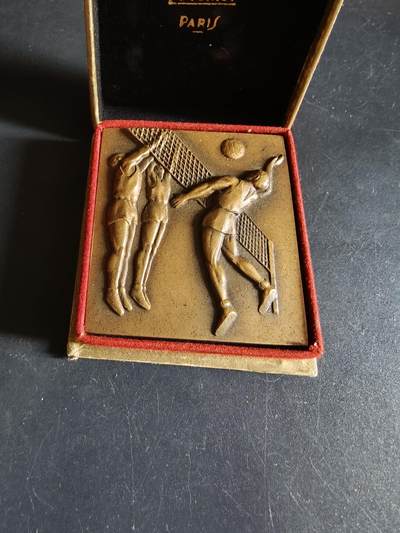 老王徽章第190期 - 法国排球运动方形大铜章    原盒     尺寸48×53mm     重量81.3g
