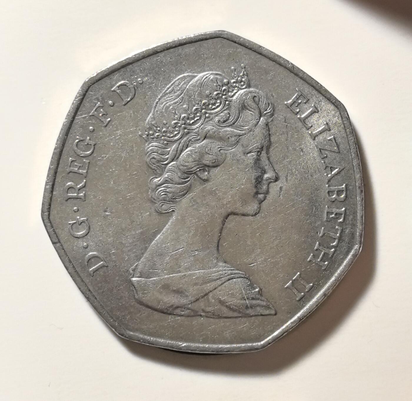 外国优质老铜币银币苏联纪念章，每周六晚九点倒数截拍，满百包邮可寄存，持续收拍 英国1973年50 便士七边形镍币，正面为伊丽莎白二世头像，背面是象征欧洲团结的环手图案，设计独特寓意鲜明，是英国加入欧共体的历史见证，兼具收藏与文化价值。