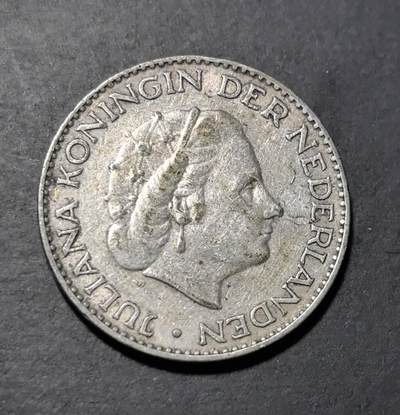 外国优质老铜币银币苏联纪念章，每周六晚九点倒数截拍，满百包邮可寄存，持续收拍 - 荷兰1957年1盾银币，正面为朱莉安娜女王肖像，背面是荷兰国徽雄狮纹章，银质温润，细节清晰，见证荷兰王室历史，收藏与鉴赏价值兼具。