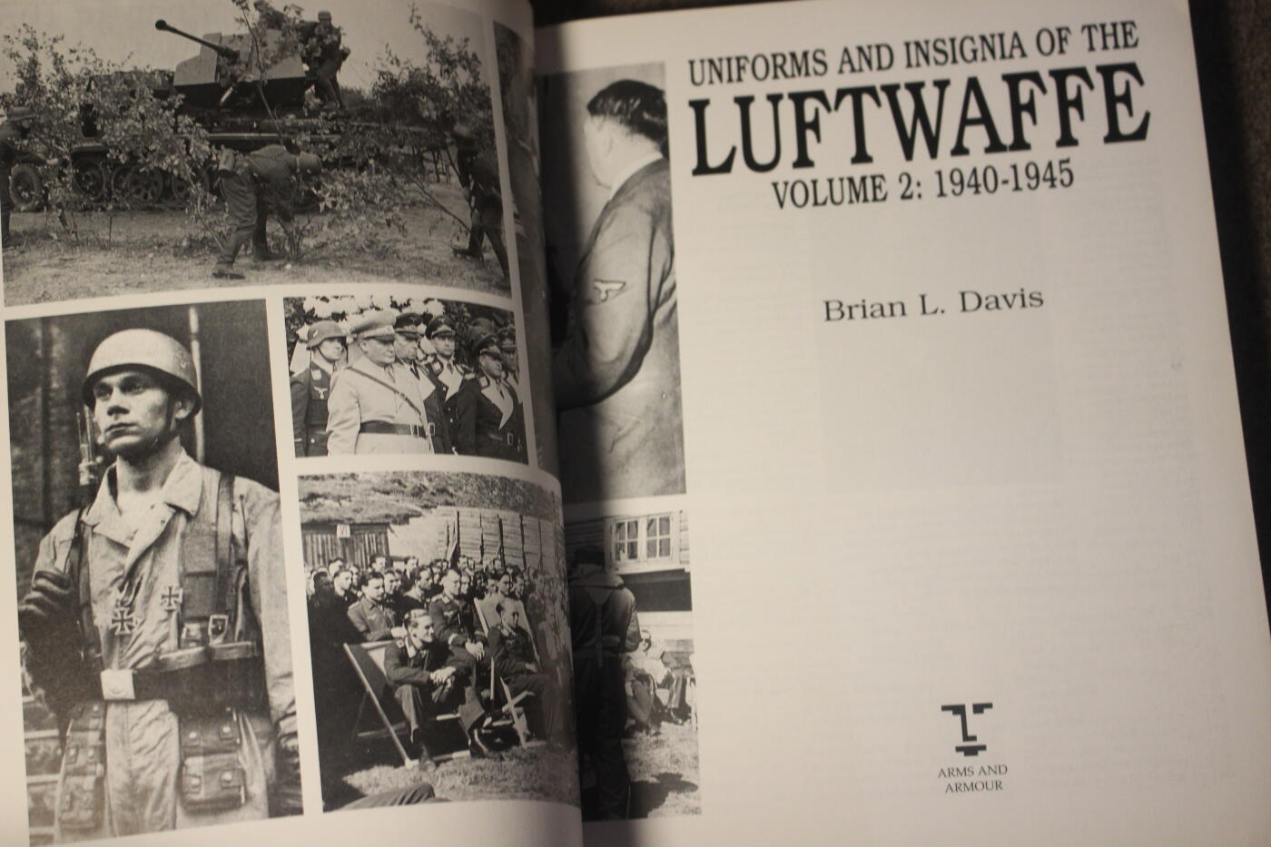 2026.4.2德系小拍卖 德三空军大全，两册合计约500多页，图文并茂详细介绍了各种式样以及工艺细节等，封面轻微痕迹，内页完好