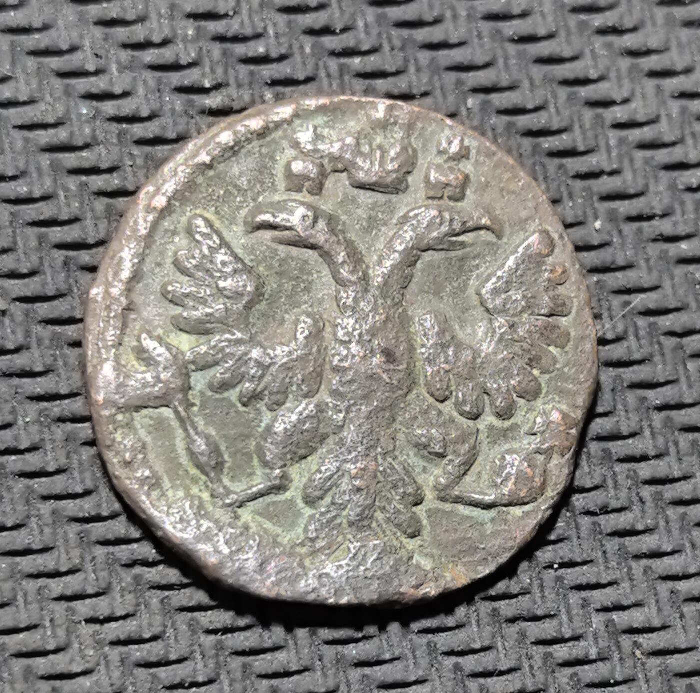 外国优质老铜币银币苏联纪念章，每周六晚九点倒数截拍，满百包邮可寄存，持续收拍 沙俄半戈比1735 年铜币，正面镌刻面值与年份，饰以卷草纹边框，背面铸双头鹰国徽，是沙皇俄国早期币制的珍稀遗存。红铜包浆厚重沧桑，版式古朴粗犷，见证沙俄帝国崛起初期的货币体系与社会风貌，兼具极高的历史叙事与钱币收藏价值。