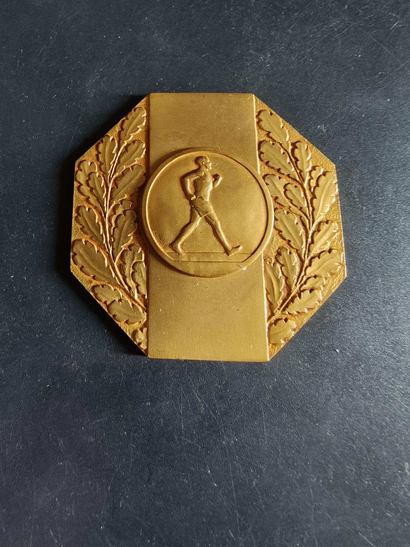 老王徽章第190期 法国竞走八角镀金大铜章     原盒     尺寸       重量45.5g