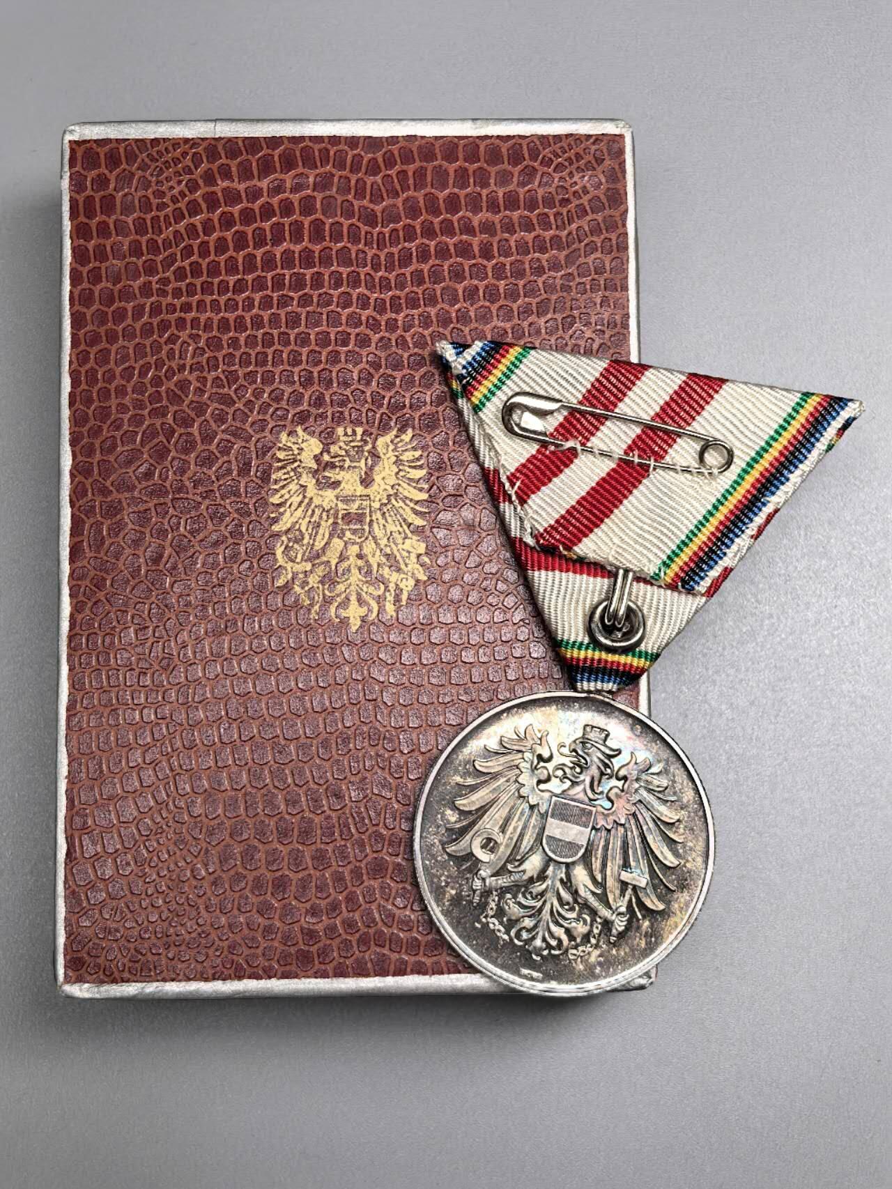 小驴勋章奖章收藏3月28日周六晚六点拍卖（珍爱和平，收藏战争，铭记历史，勿忘国耻，忠党爱国。有偿代拍，送拍规则在简介最后，参拍须阅读规则后再参拍，关系到运费包装发货时效真假辨别等关键信息，拍卖时不再发原图，看大图店主微信码在拍卖店铺介绍里） 奥地利1976年冬奥会奖章，带原盒