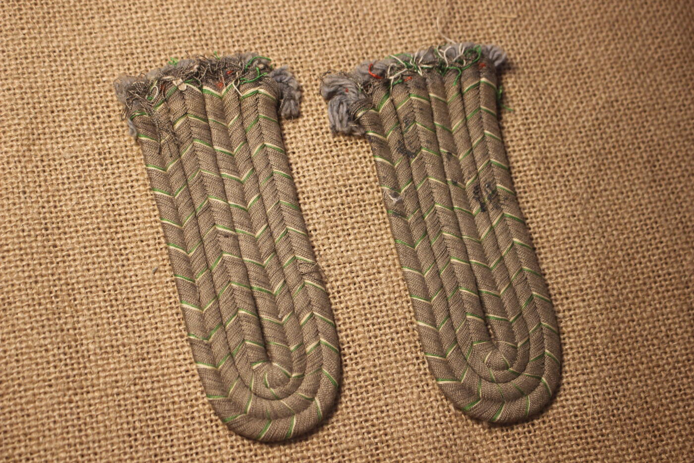 2026.4.2德系小拍卖 帝德萨克森少尉硬肩，1915年式样，金属丝改为哑光丝线编织，日常佩戴品相