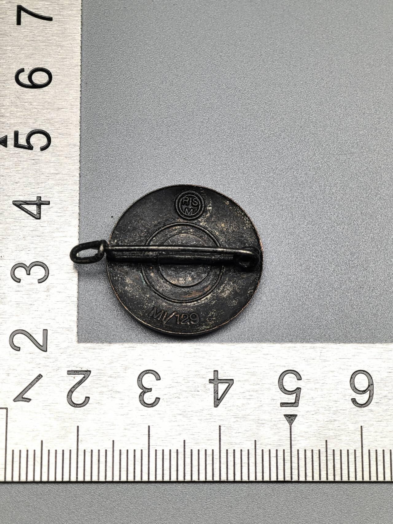 小驴勋章奖章收藏3月28日周六晚六点拍卖（珍爱和平，收藏战争，铭记历史，勿忘国耻，忠党爱国。有偿代拍，送拍规则在简介最后，参拍须阅读规则后再参拍，关系到运费包装发货时效真假辨别等关键信息，拍卖时不再发原图，看大图店主微信码在拍卖店铺介绍里） 现代工艺品 1933年NSDAP党徽 非原品