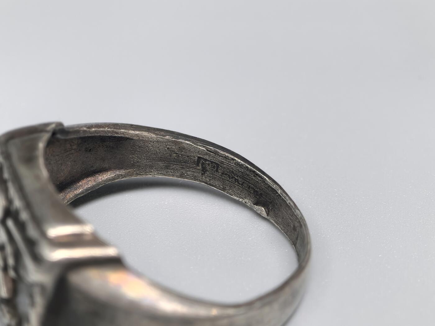 小驴勋章奖章收藏3月28日周六晚六点拍卖（珍爱和平，收藏战争，铭记历史，勿忘国耻，忠党爱国。有偿代拍，送拍规则在简介最后，参拍须阅读规则后再参拍，关系到运费包装发货时效真假辨别等关键信息，拍卖时不再发原图，看大图店主微信码在拍卖店铺介绍里） 使用原品开模工艺品秃鹫军团空军银戒指，内打银标和珠宝商标，港码18码，图案为得三空军极早期第一版“垂尾”鹰徽（德空军1935年3月1日开始佩发，1936 年底或 1937 年初开始佩发第二版），非原品