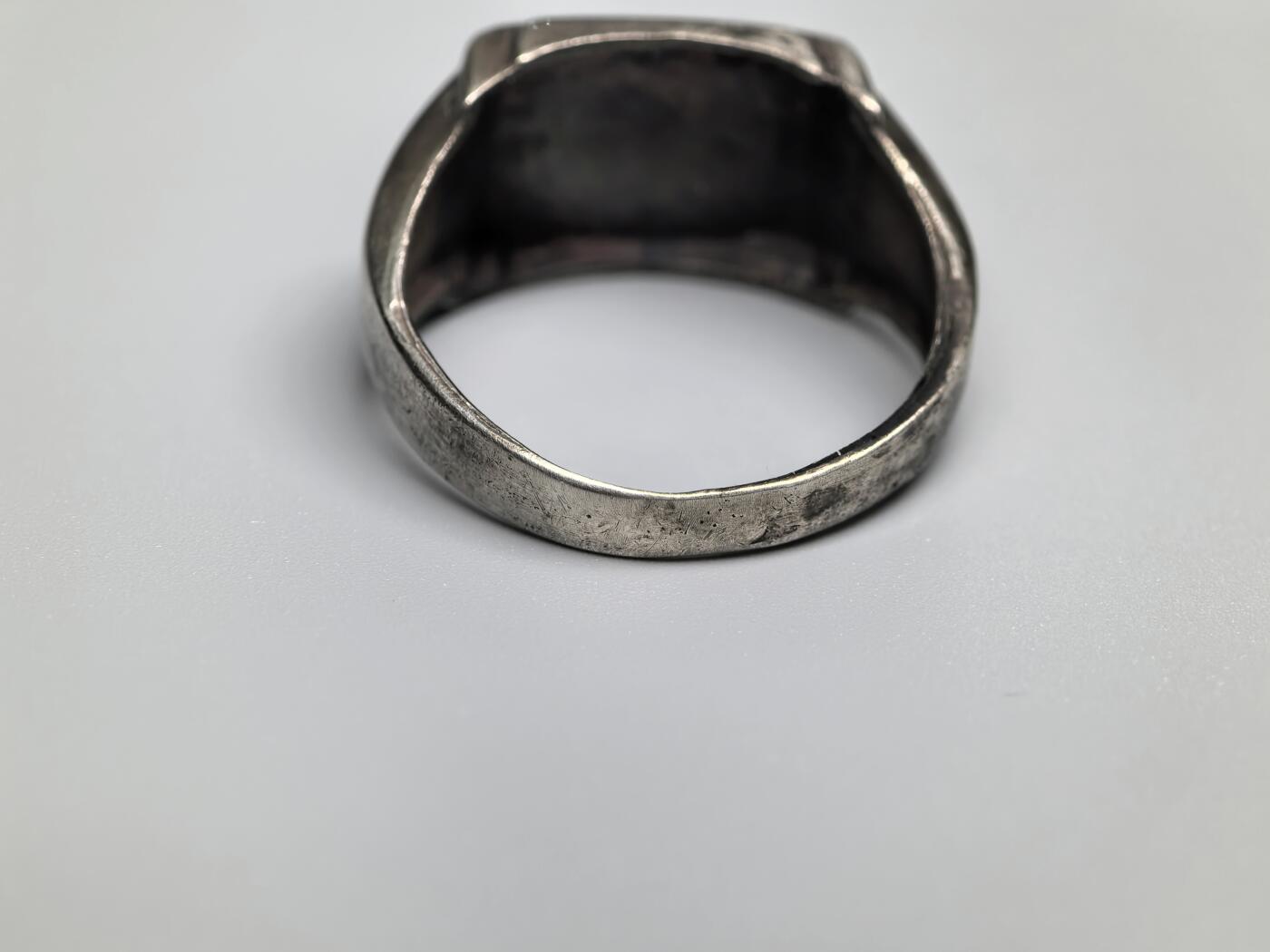 小驴勋章奖章收藏3月28日周六晚六点拍卖（珍爱和平，收藏战争，铭记历史，勿忘国耻，忠党爱国。有偿代拍，送拍规则在简介最后，参拍须阅读规则后再参拍，关系到运费包装发货时效真假辨别等关键信息，拍卖时不再发原图，看大图店主微信码在拍卖店铺介绍里） 使用原品开模工艺品秃鹫军团空军银戒指，内打银标和珠宝商标，港码18码，图案为得三空军极早期第一版“垂尾”鹰徽（德空军1935年3月1日开始佩发，1936 年底或 1937 年初开始佩发第二版），非原品