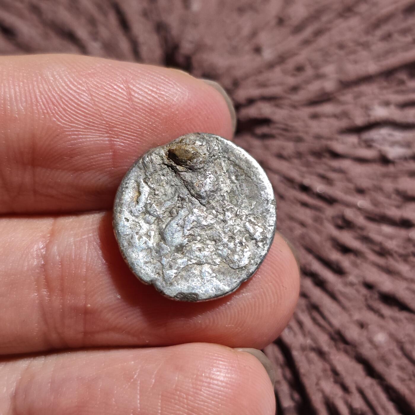 大象古币古希腊古罗马钱币专场首次拍卖1 古希腊马其顿王国亚历山大三世1德拉克马银币 公元前336年-前323年 面值：1德拉克马 正面：大力神赫拉克勒斯头戴狮皮盔侧面像 背面：宙斯坐像，手持权杖手托雄鹰 凑品种不错