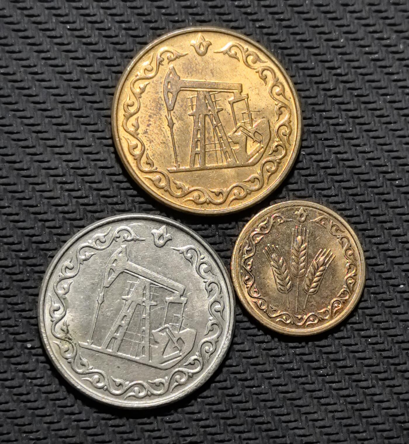 外国优质老铜币银币苏联纪念章，每周六晚九点倒数截拍，满百包邮可寄存，持续收拍 鞑靼斯坦纪念币套组，正面镌刻 “ТАТАРСТАН” 与苏尤姆别卡塔图案，背面分别以抽油机、麦穗象征石油与农业财富。金银铜三色包浆温润，图案充满鞑靼民族风情与地域经济符号，是兼具地方文化收藏与投资叙事价值的珍贵纪念币。