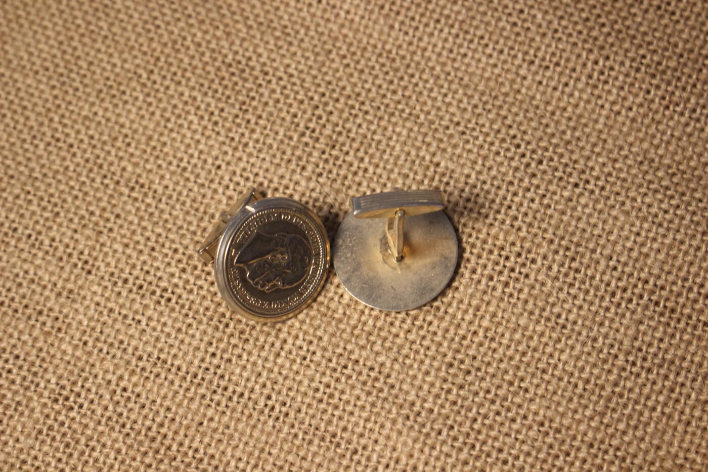 2026.4.2德系小拍卖 德皇威廉一世肖像袖扣，日常使用品相，背部支架轻微变形，结构无损，镀金层有些许剥落