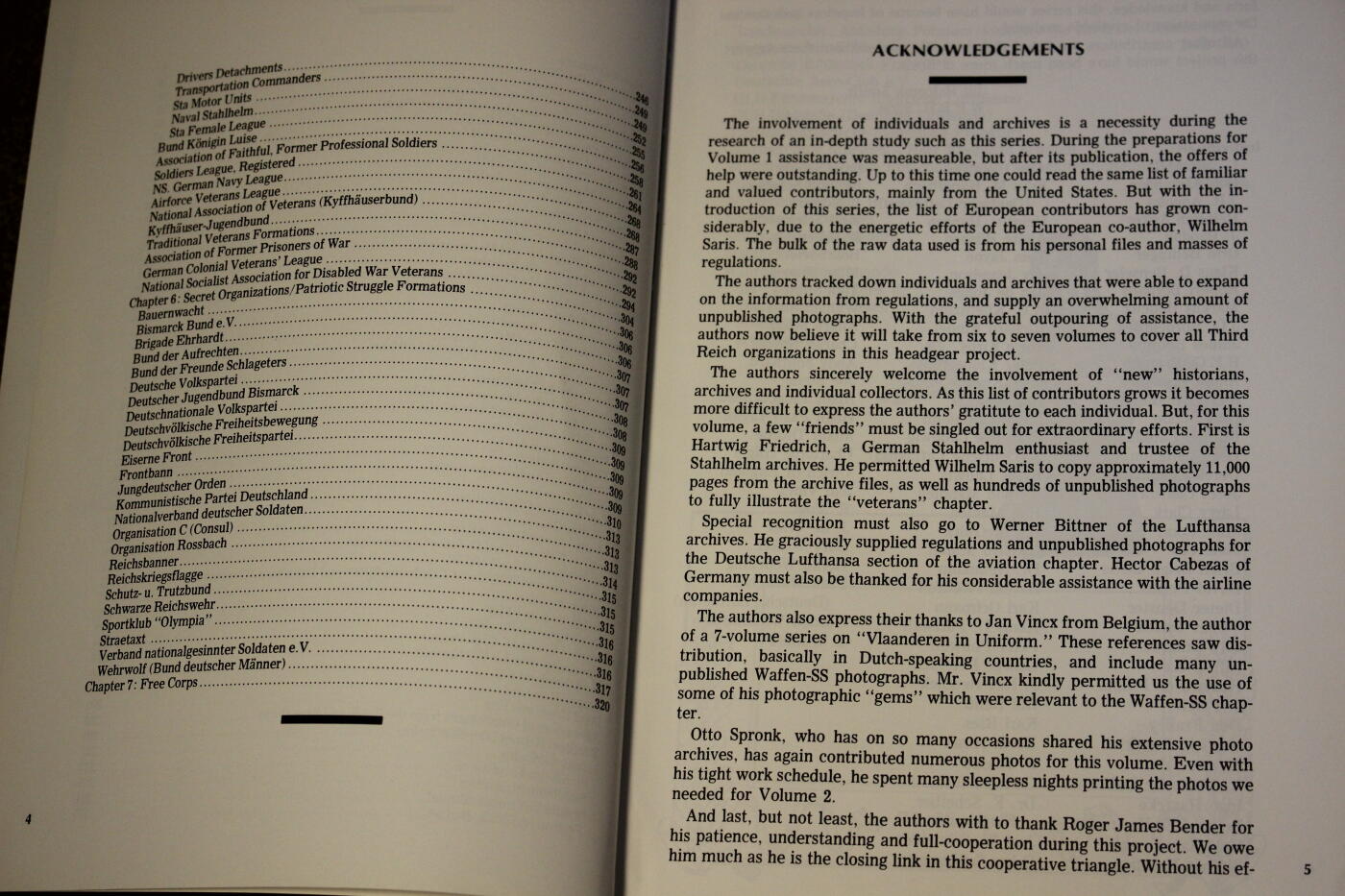 2026.4.2德系小拍卖 德三军帽大全，两册合计约650页，详细介绍了各种式样以及工艺细节等，封面轻微痕迹，内页完好