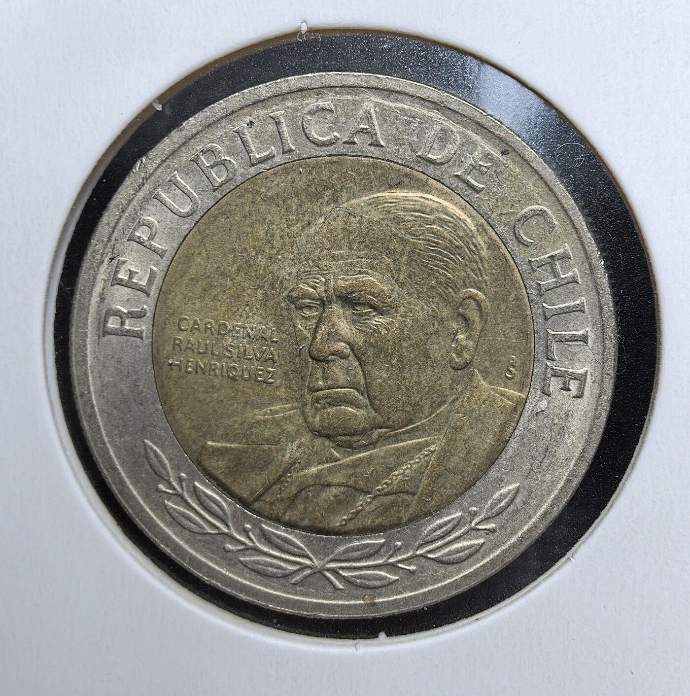 外国优质老铜币银币苏联纪念章，每周六晚九点倒数截拍，满百包邮可寄存，持续收拍 智利 500 比索双金属币，正面为劳尔・席尔瓦・恩里克斯红衣主教头像，背面大面值与橄榄枝纹饰，双色材质质感独特，是南美现代钱币收藏的优选。