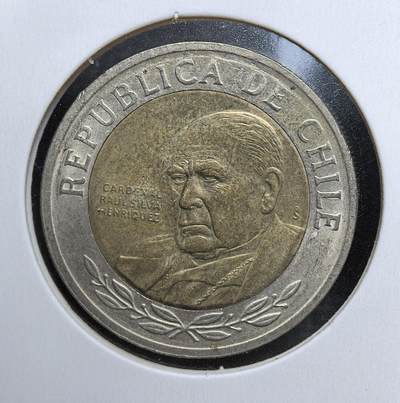 外国优质老铜币银币苏联纪念章，每周六晚九点倒数截拍，满百包邮可寄存，持续收拍 - 智利 500 比索双金属币，正面为劳尔・席尔瓦・恩里克斯红衣主教头像，背面大面值与橄榄枝纹饰，双色材质质感独特，是南美现代钱币收藏的优选。