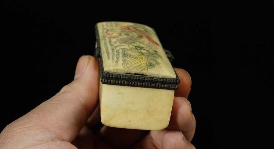 江南杂件场 7、80年代 牛骨微刻人物彩绘小粉盒2件