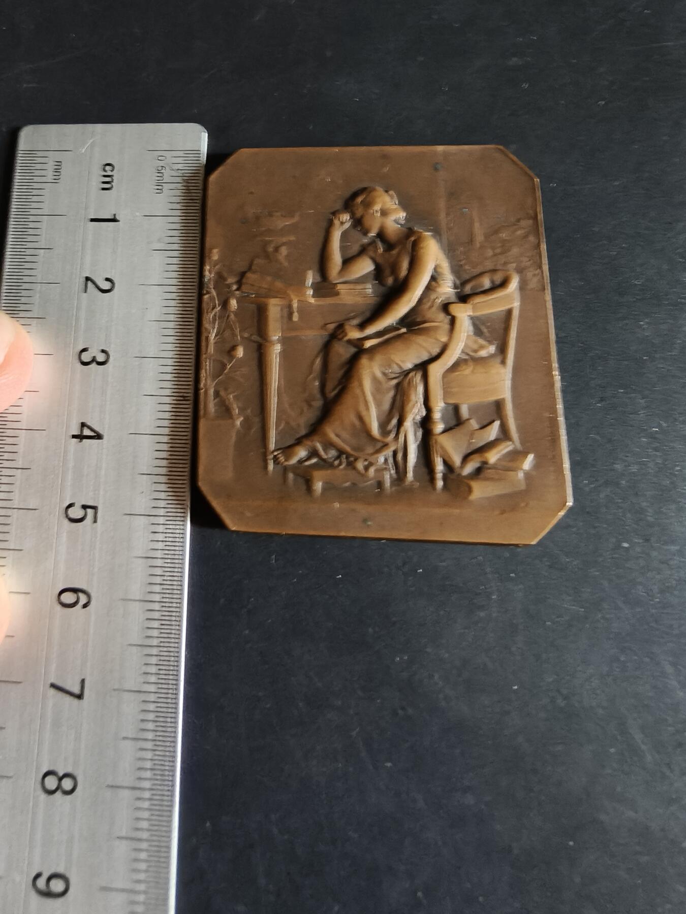 老王徽章第190期 法国埃夫勒中学成立50周年方形大铜章    正面描绘了在书桌上思考的女性    大师亨利·杜布瓦作品     尺寸45×52mm     重量60g