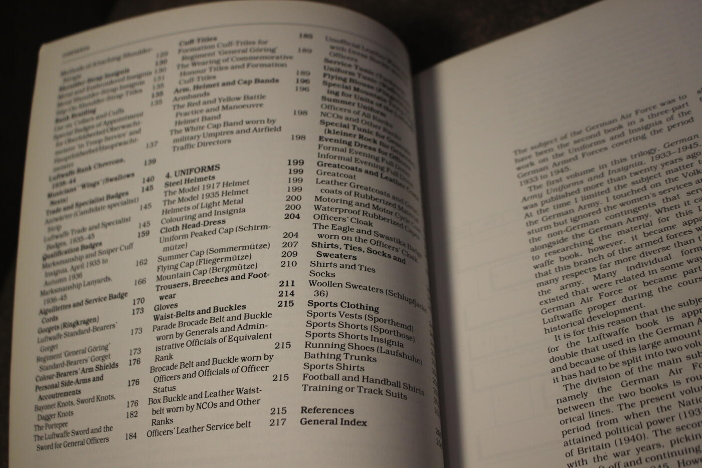 2026.4.2德系小拍卖 德三空军大全，两册合计约500多页，图文并茂详细介绍了各种式样以及工艺细节等，封面轻微痕迹，内页完好