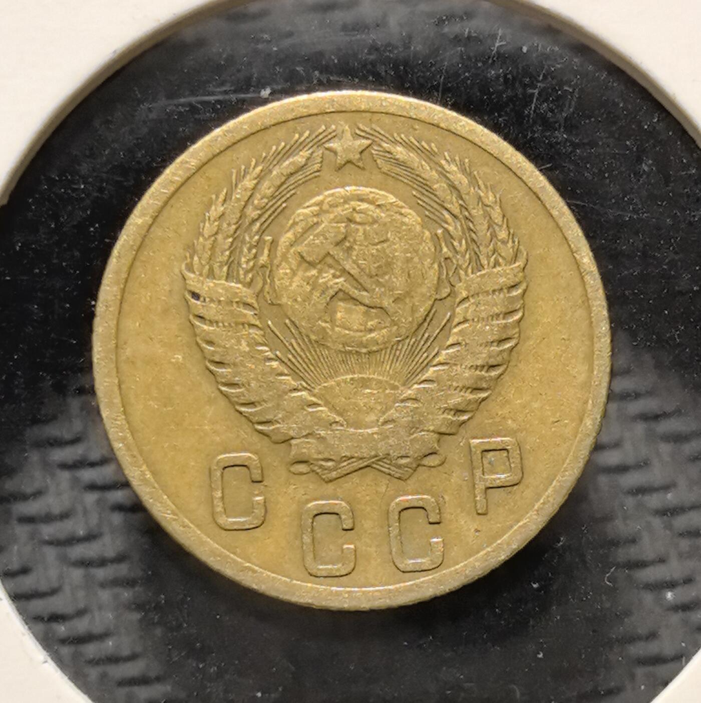 外国优质老铜币银币苏联纪念章，每周六晚九点倒数截拍，满百包邮可寄存，持续收拍 苏联1953年2戈比铜币，正面铸醒目的面值数字与麦穗纹饰，背面镌刻苏联国徽，以地球、镰刀锤子与五角星传递社会主义理想。黄铜包浆温润，图案简洁有力，见证斯大林逝世后苏联货币体系的平稳过渡与战后恢复，是兼具红色收藏与时代叙事价值的苏联流通币。