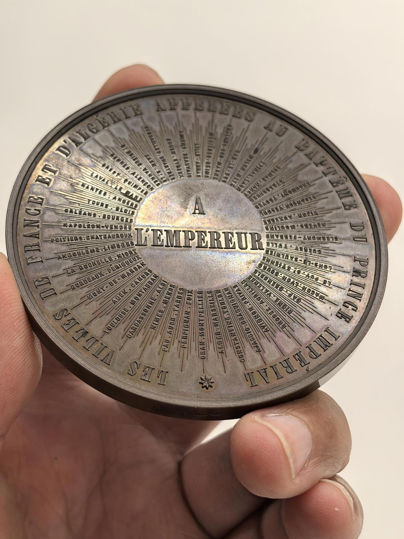 博洋堂“芳菲春韵”3月精品大拍专场暨第166期（全场包邮） 法国1856年拿破仑三世夫妇抱皇太子洗礼纪念章，铜银一对，原盒好品，直径69mm，原铸边铭，超高浮雕，难得一见