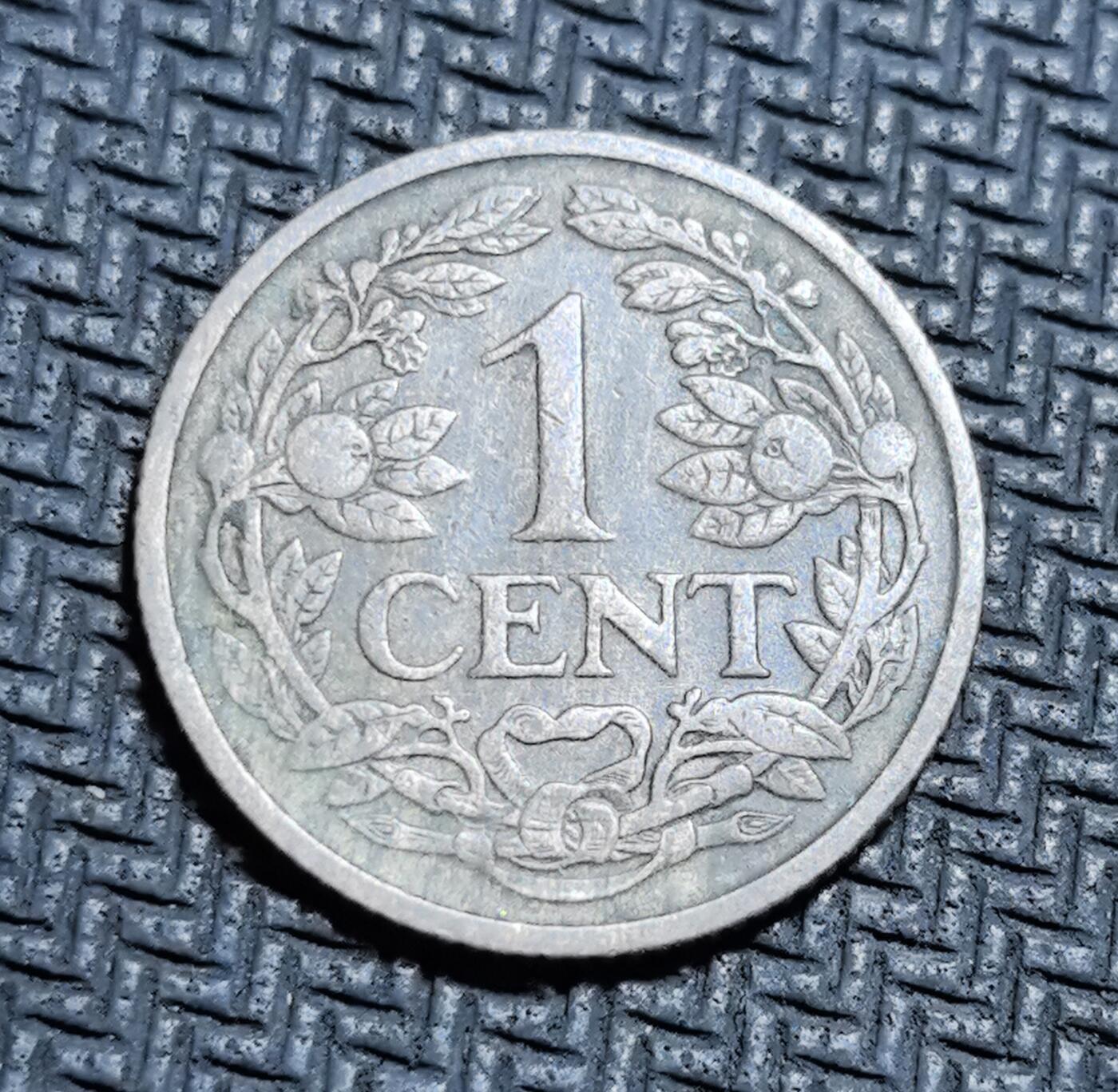 外国优质老铜币银币苏联纪念章，每周六晚九点倒数截拍，满百包邮可寄存，持续收拍 荷兰王国1925年1分铜币，正面为橙枝与面值纹饰，背面是荷兰雄狮盾徽与国名，见证荷兰君主立宪时期，包浆温润古朴，是荷兰近代币制与文化符号的经典见证，小众收藏辨识度高。