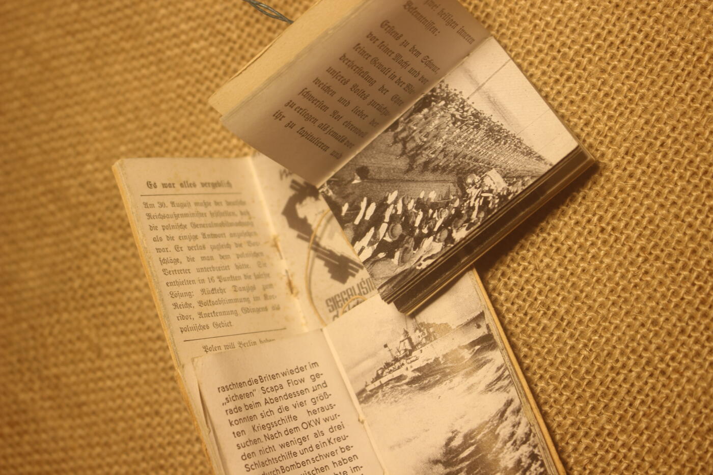 2026.4.2德系小拍卖 德三《元首》系列袖珍书，年代久远纸张略有痕迹，无破损 