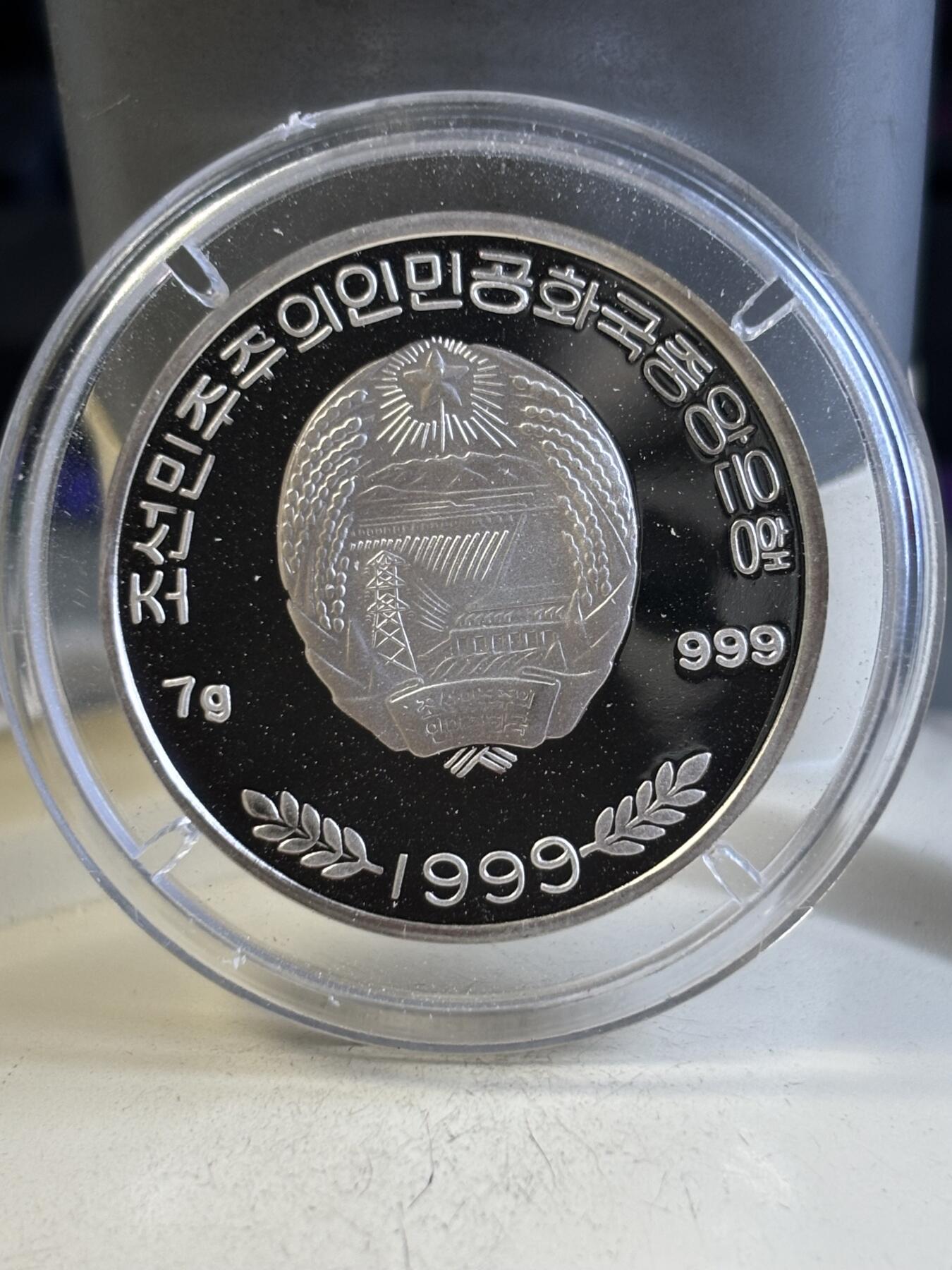 第195期拍卖 朝鲜1999年北极熊彩色7克纪念银币，999银，7克，有掉漆，有氧化