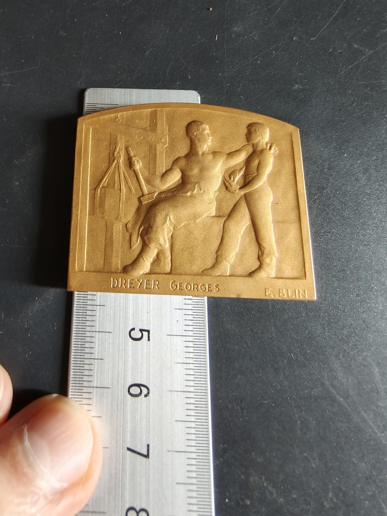 老王徽章第190期 法国工业家协会预防工业事故方形镀金大铜章     原盒    装饰艺术风格   大师E.Blin作品      尺寸50×43mm     重量51.6g