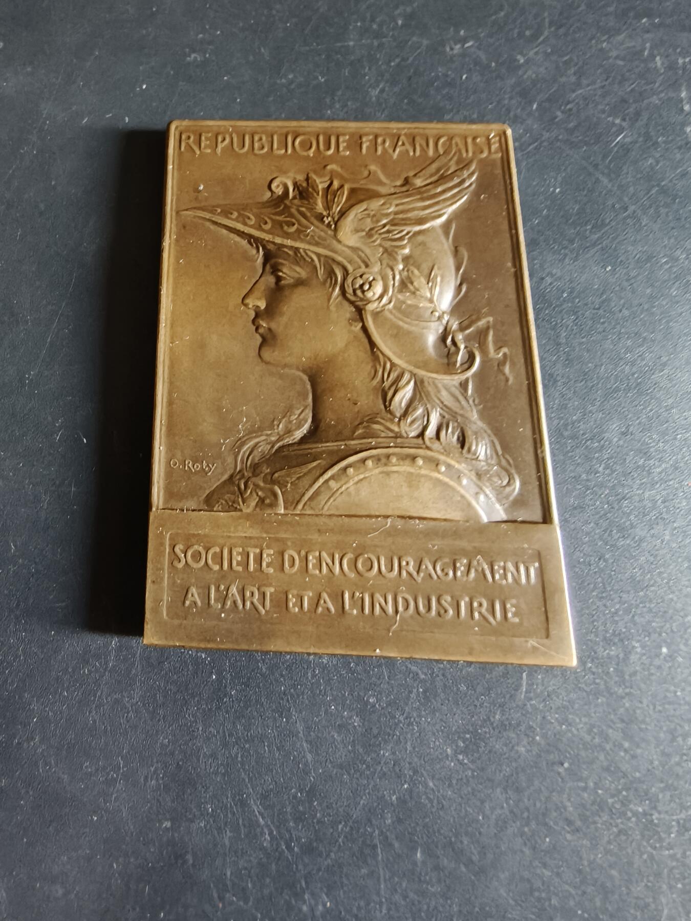 老王徽章第190期 法国1926年工业应用艺术沙龙方形大铜章     罗蒂大师名作    正面为戎装玛丽安娜    背面为智慧女神密涅瓦与火神伏尔甘     尺寸42×60mm     重量74.3g