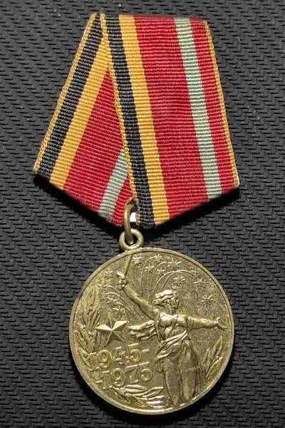 外国优质老铜币银币苏联纪念章，每周六晚九点倒数截拍，满百包邮可寄存，持续收拍 - 苏联卫国战争胜利 30 周年纪念奖章长90mm宽36mm重29克，正面镌刻 “1945-1975” 与祖国母亲雕像，背面标注 “XXX ЛЕТ ПОБЕДЫ” 与参战年限。鎏金包浆温润厚重，绶带色彩庄重，完整还原苏联战后纪念体系，是兼具二战军史与红色收藏价值的珍贵奖章。