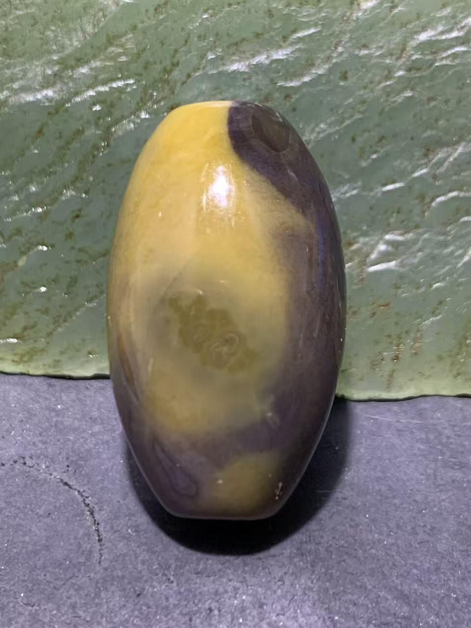 精美高润度冻料飘墨色战国红玛瑙随形桶珠一个！