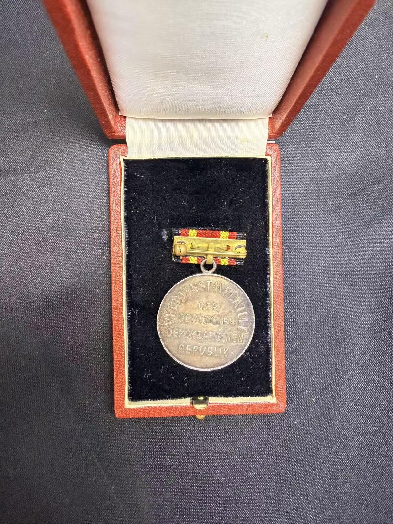 云宸嘉赏-勋臻文献佳藏优品精选场次（低佣 转发佣金红包） 民主德国国家荣誉奖章（最高级别奖章）带皮扣盒 早期版本珐琅版 五彩氧化非常漂亮 