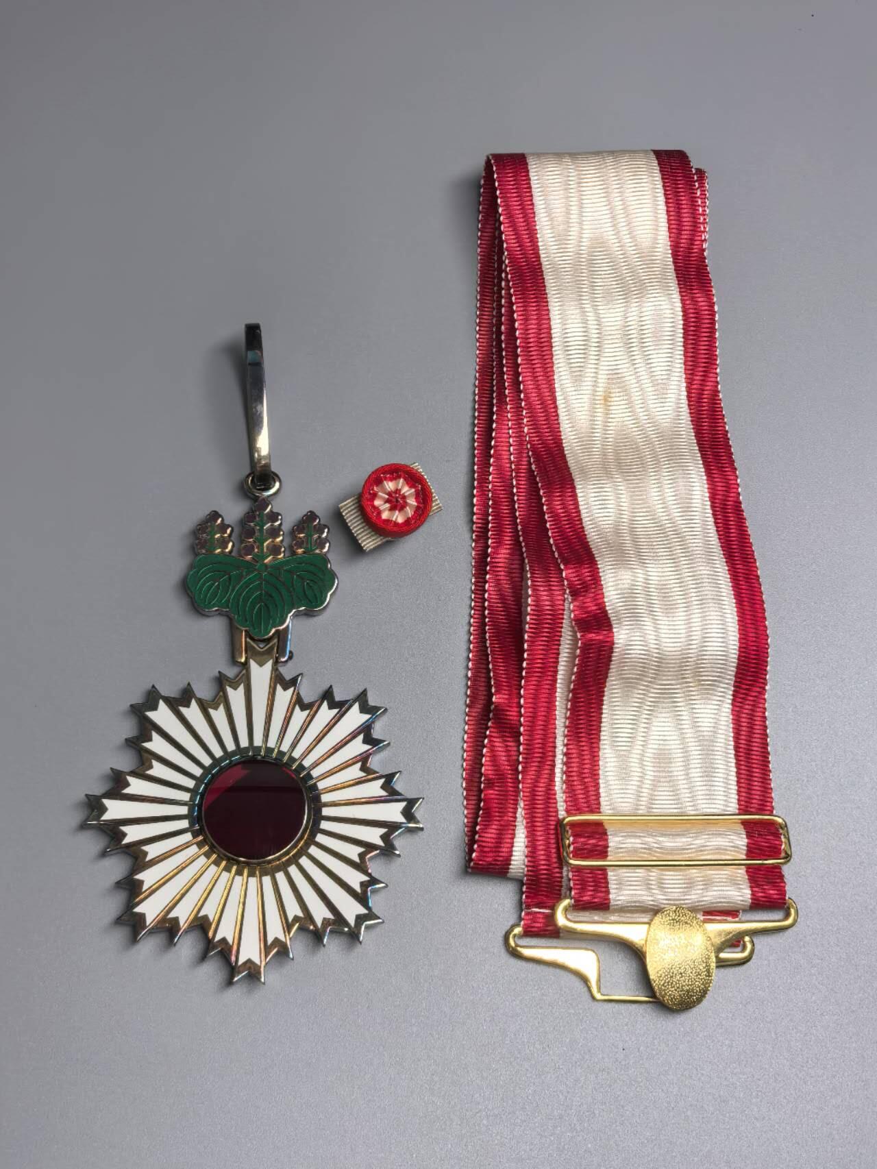 小驴勋章奖章收藏3月28日周六晚六点拍卖（珍爱和平，收藏战争，铭记历史，勿忘国耻，忠党爱国。有偿代拍，送拍规则在简介最后，参拍须阅读规则后再参拍，关系到运费包装发货时效真假辨别等关键信息，拍卖时不再发原图，看大图店主微信码在拍卖店铺介绍里） 勋三等旭日中绶章带大漆盒带略，银质七宝烧