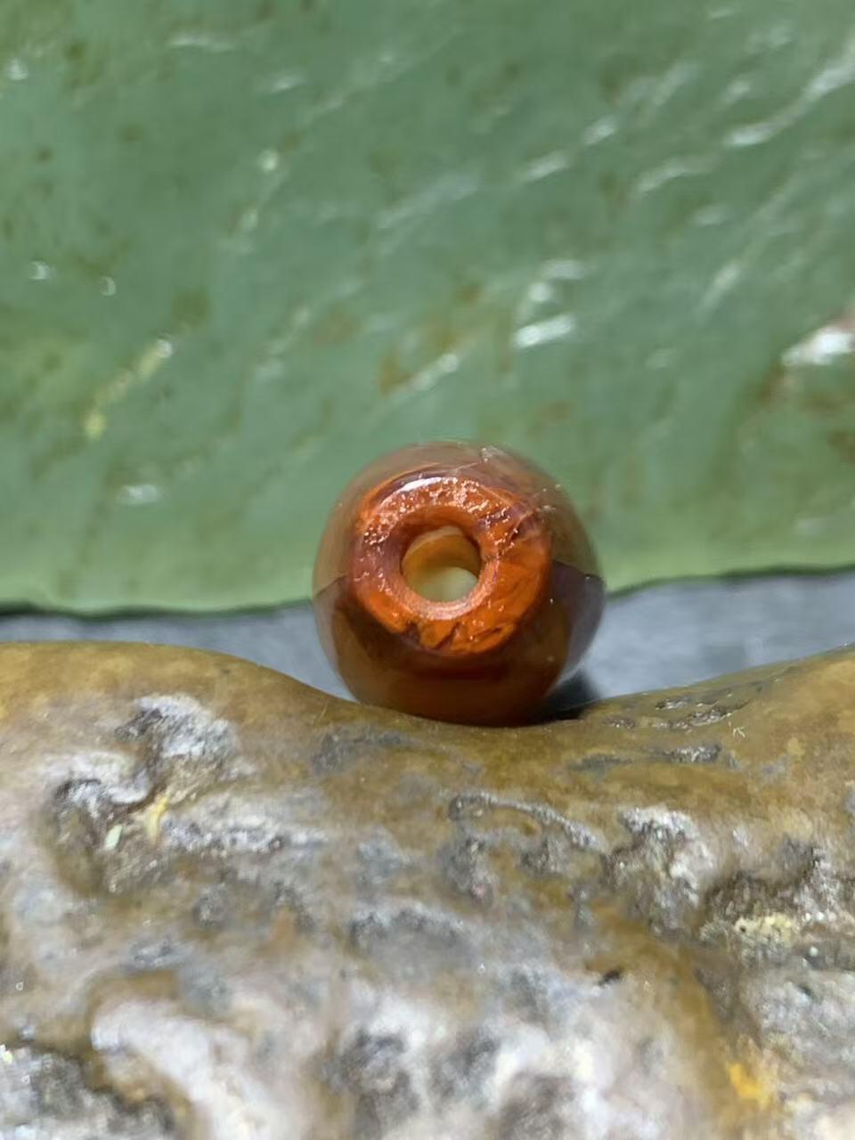 精美冻料飘红北漂战国红玛瑙随形桶珠一个！