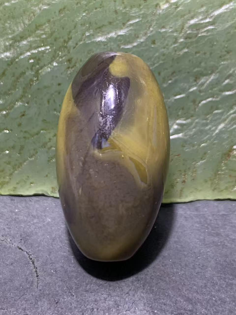 精美高润度冻料飘墨色战国红玛瑙随形桶珠一个！