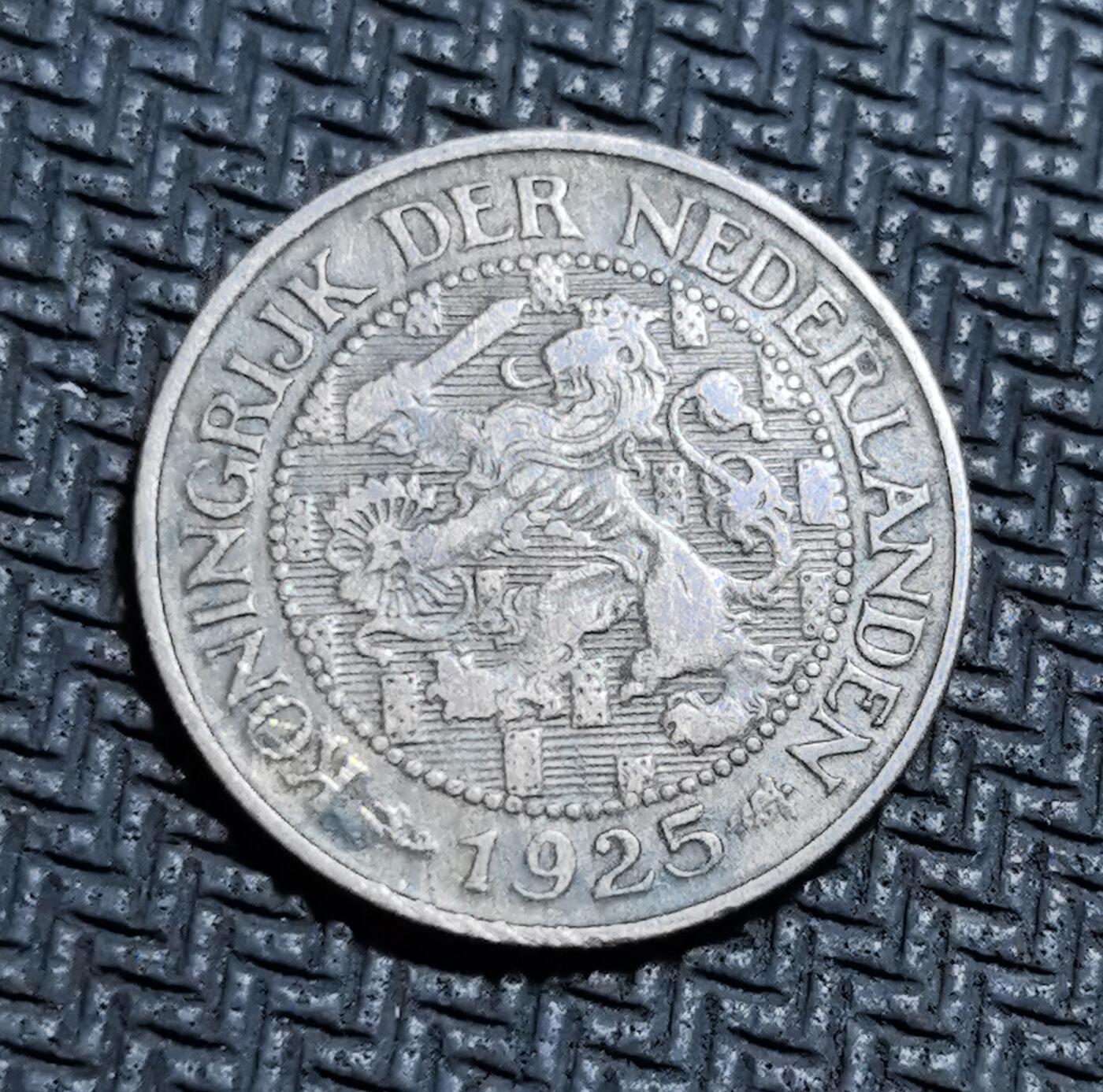 外国优质老铜币银币苏联纪念章，每周六晚九点倒数截拍，满百包邮可寄存，持续收拍 荷兰王国1925年1分铜币，正面为橙枝与面值纹饰，背面是荷兰雄狮盾徽与国名，见证荷兰君主立宪时期，包浆温润古朴，是荷兰近代币制与文化符号的经典见证，小众收藏辨识度高。