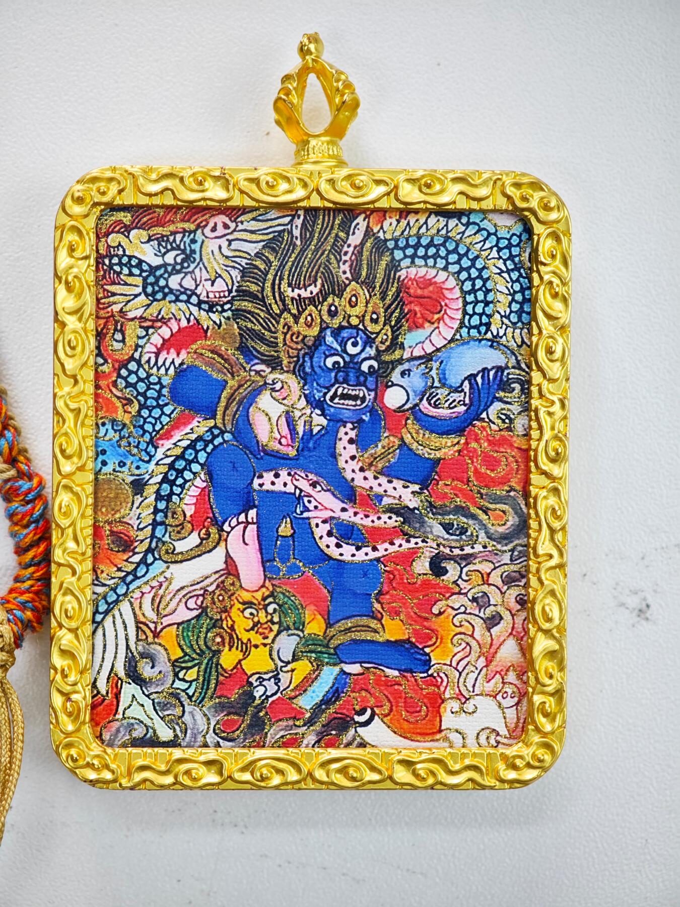 白泽拍卖卡牌手绘专场第34期（花朝去了又春分 草如茵 柳烟新） 2025 探界文玩 大威德金刚唐卡吊坠 手绘描金 尺寸：4cm*5cm 带挂绳/金色噶呜盒/收纳盒