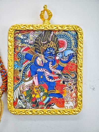 白泽拍卖卡牌手绘专场第34期（花朝去了又春分 草如茵 柳烟新） - 2025 探界文玩 大威德金刚唐卡吊坠 手绘描金 尺寸：4cm*5cm 带挂绳/金色噶呜盒/收纳盒