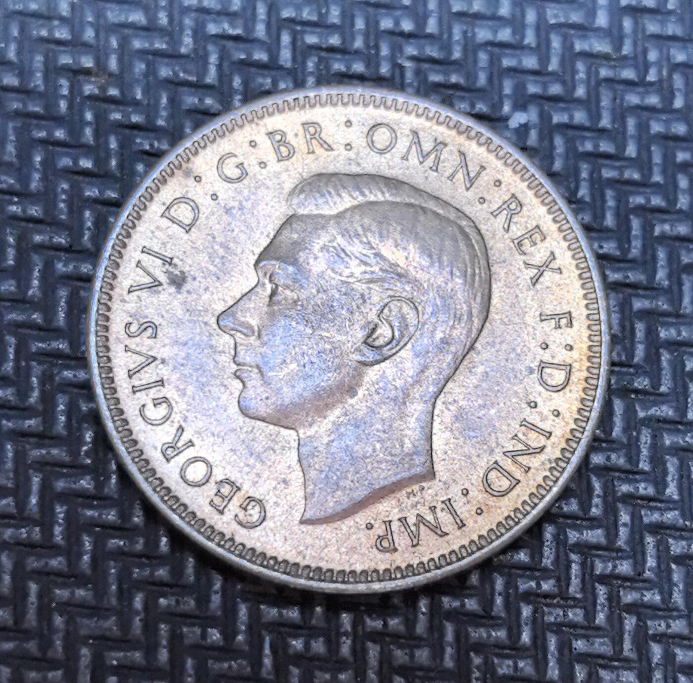 外国优质老铜币银币苏联纪念章，每周六晚九点倒数截拍，满百包邮可寄存，持续收拍 原光1947 年英国乔治六世法新铜币，正面为乔治六世侧面像，见证战后英国民生，背面是灵动的鹪鹩小鸟图案，设计清新自然，包浆温润带复古铜色，是英国近代小额货币与自然主义美学的经典实物，收藏辨识度高。